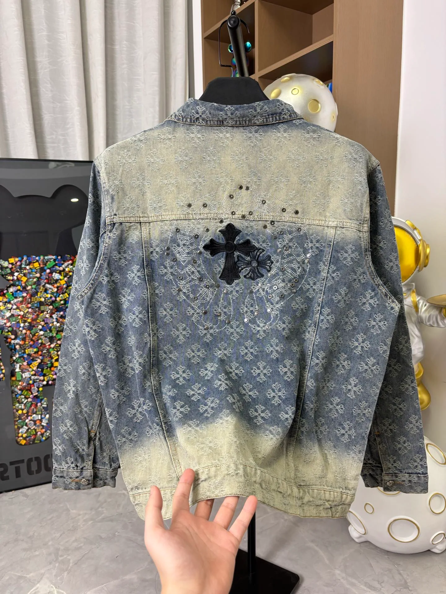 P340 Style No.: DC 150# ChromeHearts Heavy Steel Stamped Classic Sanskrit All-over Jacquard Hot-Diamond Denim Jacket for Men and Women New ChromeHearts Sanskrit Printed Custom Fabric Jacket Gradient Color Wash, Hot-Diamond Cross Denim Jacket on the Back is a very heavy-duty one. The top is made of heavy weight and the presbyopia is suitable for early autumn outings. The denim fabric can be directly machine washed without deformation. It also looks high-end when washed and aged. Power style wear The gradient color is super high-end when you snap it into the mirror💕 Each diamond shines with a unique light, as if telling a fashion story✨The steel-printed jacquard adds a three-dimensional and artistic sense, making this jacket instantly unique.  Size: s m l xl (Picture 9️⃣)